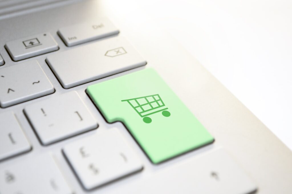 acquisti su e-commerce tramite computer e carta di credito